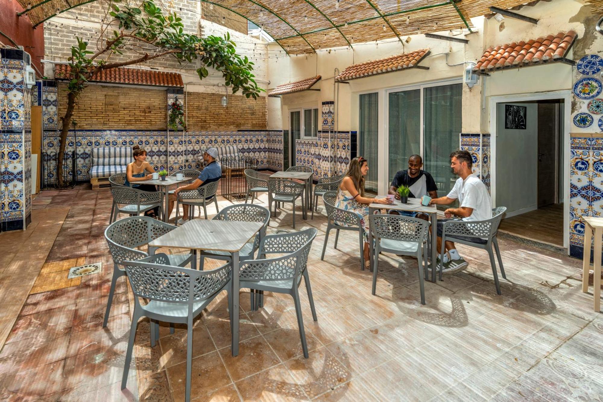 Som Hostel By The Venue Valensiya Dış mekan fotoğraf
