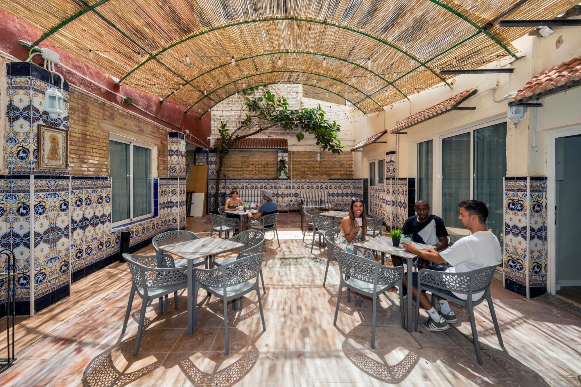 Som Hostel By The Venue Valensiya Dış mekan fotoğraf
