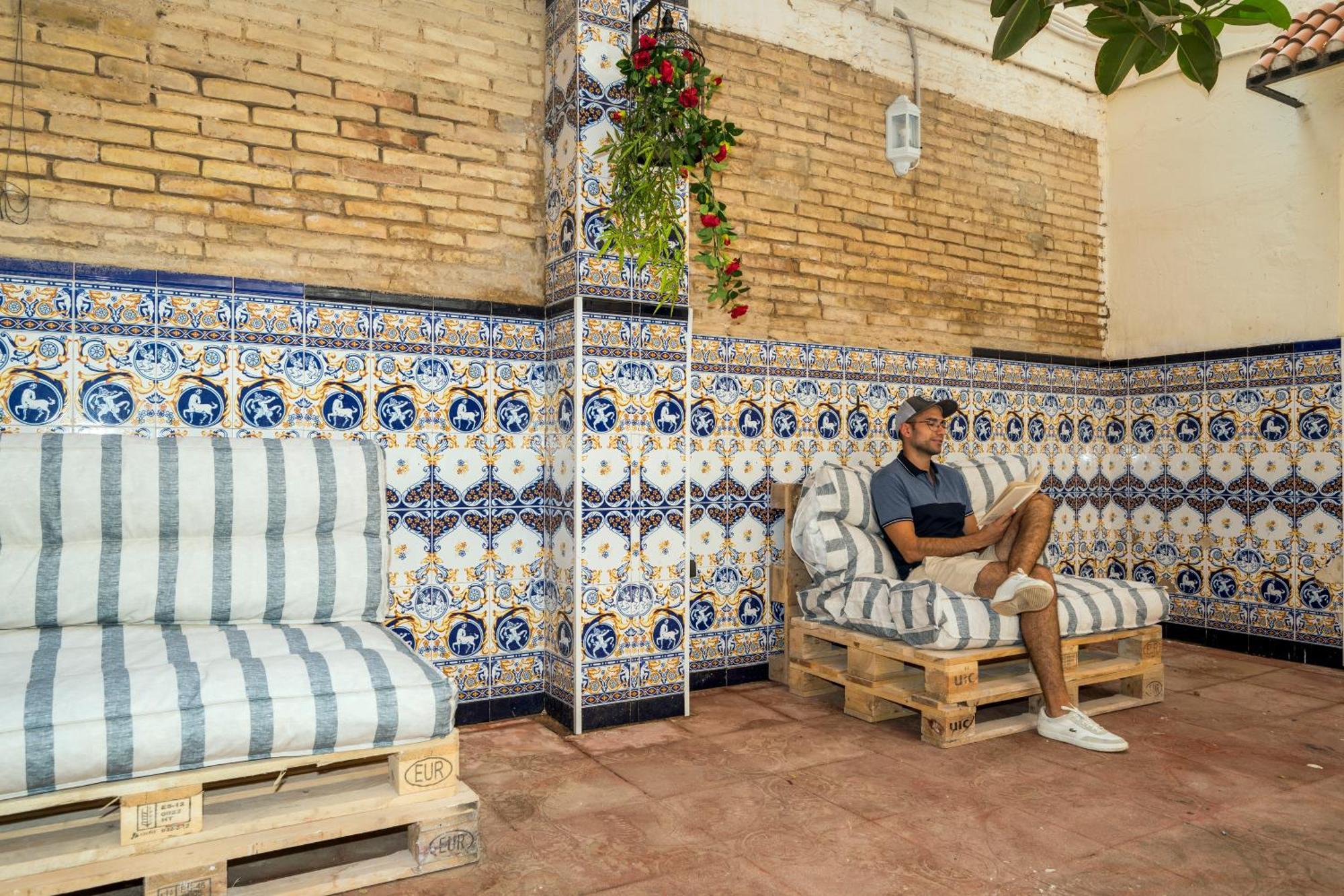 Som Hostel By The Venue Valensiya Dış mekan fotoğraf